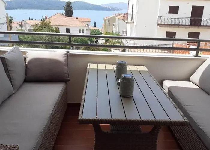 Carmen * 特罗吉尔